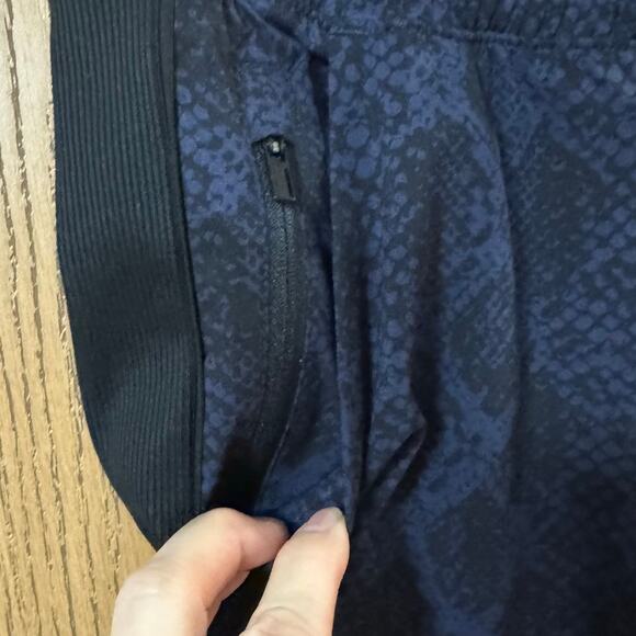 Athleta Brooklyn Joggers Size 4 Blue Black Snakeskin Athletic Pants Lightweight - Picture 12 of 12